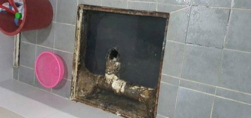 대림동 하수구막힘 배수 작업 후 물 흐름과 역류 여부를 확인하는 장면